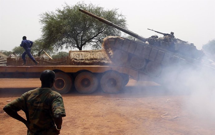 Soldados De Sudán Del Sur Preparan Sus Tanques Para Trasladarlos Al Frente