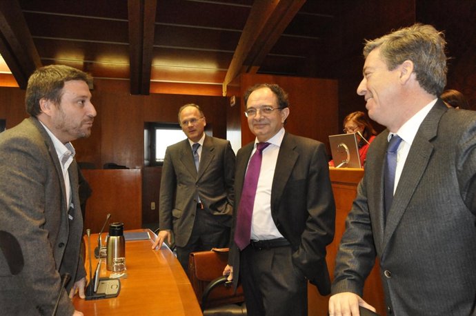 Alfonso Peña, a la derecha y de perfil