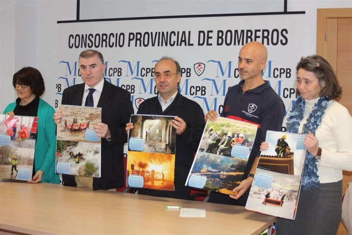 Presentación de un calendario solidario de los bomberos de Ronda
