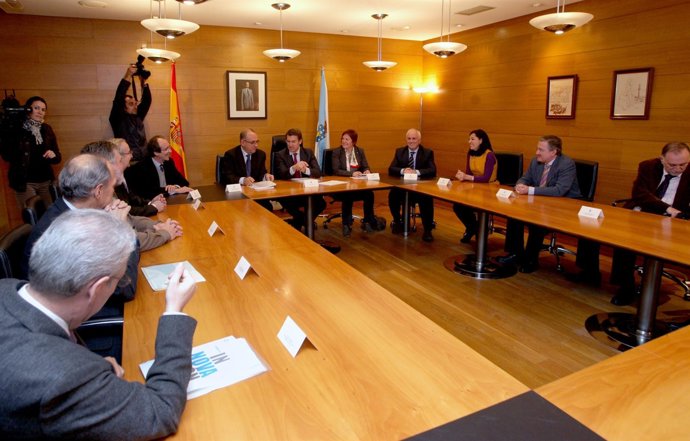 O presidente da Xunta, Alberto Núñez Feijóo, acompañado pola conselleira de Sani