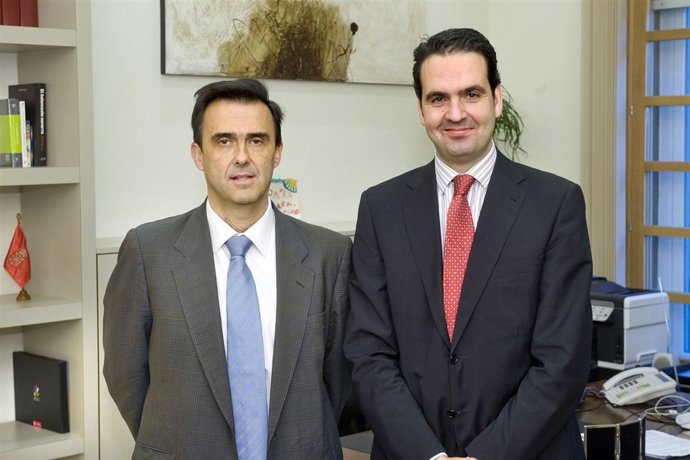 El director general de Intermón Oxfam y el consejero Alli.