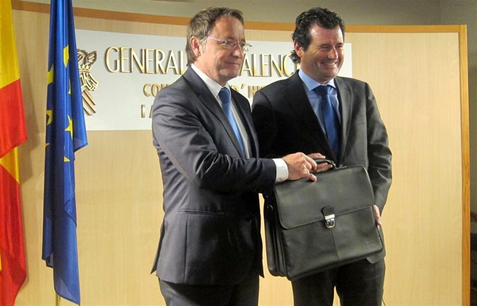 Juan Carlos Moragues recibe la cartera de Hacienda de manos de Císcar.