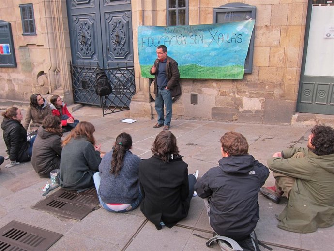Un profesor de la USC imparte una clase en la Praza do Toural