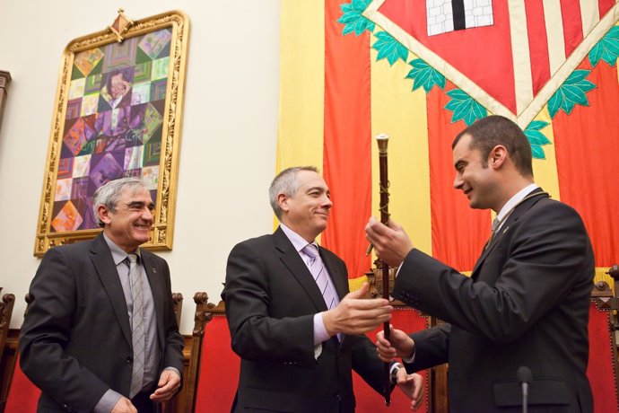 Jordi Ballart recibe la vara de alcalde de Terrassa de la mano de Pere Navarro