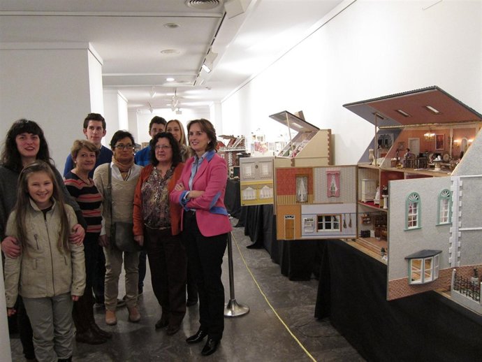 Ciriza y Marañón, con parte de los artistas de la muestra 'Casas de muñecas'