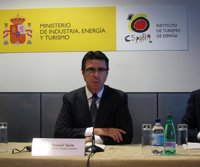 Soria ve "inaceptable" el cierre de rutas de Iberia