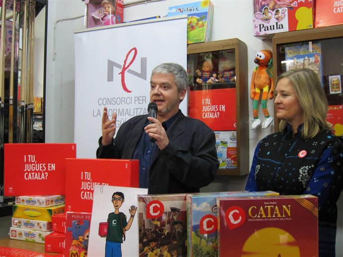 El escritor M.Serra y la dtra. Gnral. De Política Lingüística Y.Griley