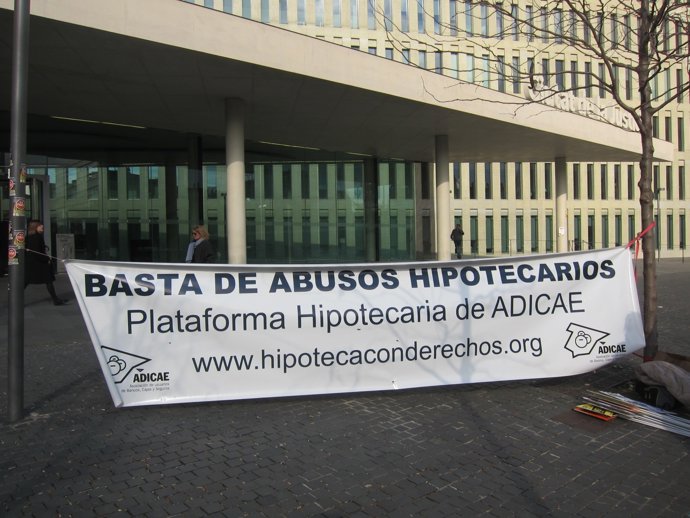 Pancarta de Adicae contra abusos hipotecarios ante la Ciudad de la Justicia