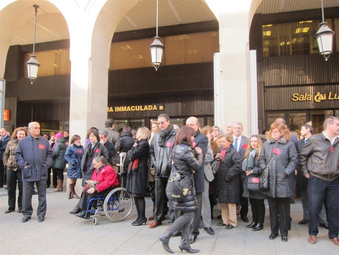 Los trabajadores de Caja3 inician su primer paro de 15 minutos.