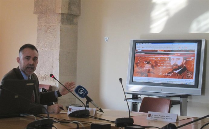 El académico Àngel Calpe presenta el portar de Teodor Llorente