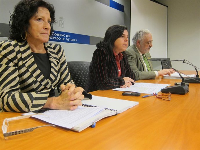 Por la izquierda, Fina Álvarez, la consejera y el director del parque.