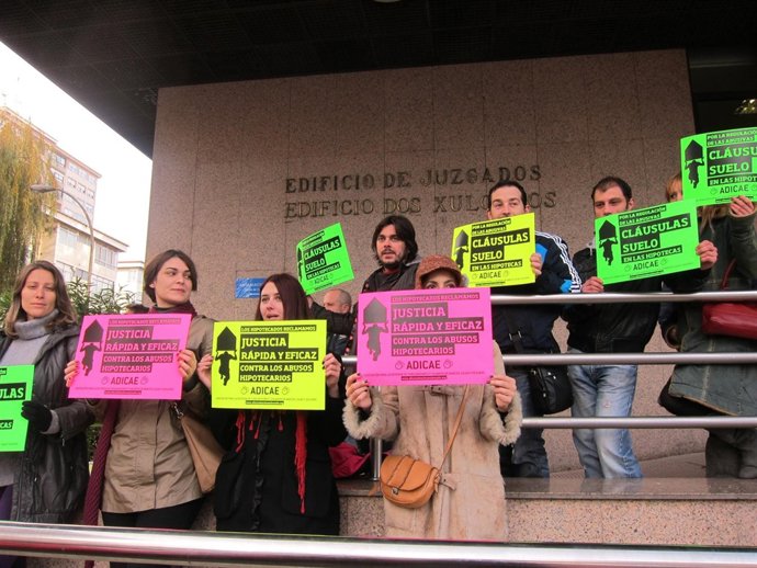Asistentes a la concentración de Vigo convocados por Adicae