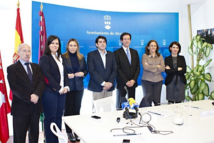 Instantánea de la firma del convenio Alcorcón - Fundación 'la Caixa'