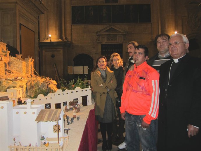 El obispo de Jaén junto a Chamorro e internos de la prisión provincial hoy