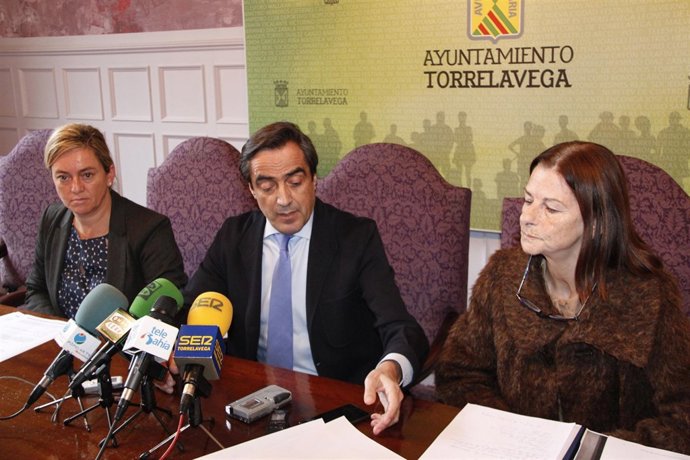 El alcalde con las concejales de Recursos Humanos y Empleo