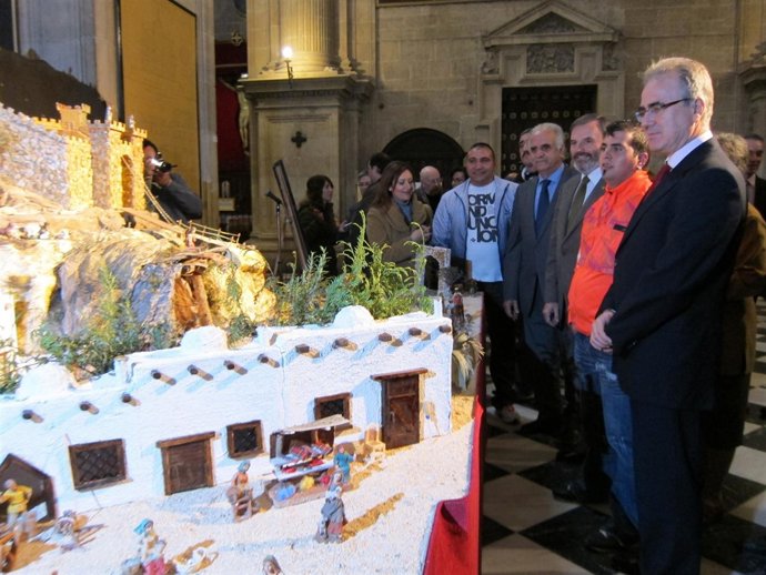 Yuste junto a Lillo, Marín e internos de la prisión de Jaén frente al Belén hoy