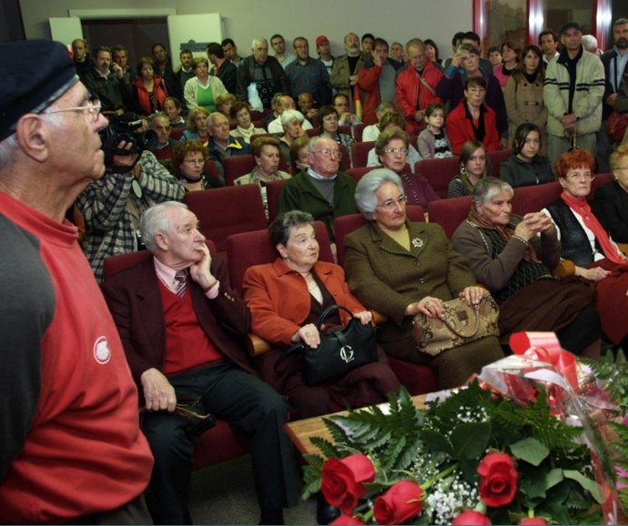 Jesús de Cos (de pie a la izquierda), en un homenaje a las víctimas del nazismo