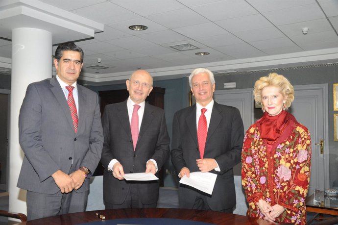 Imagen de los representantes del CGEE y ESTEVE durante la firma
