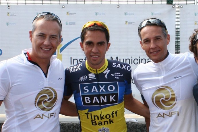 Alberto Contador con Fran Trujillo (izq) y José Luis Trujillo(dch) de Anfi Tauro