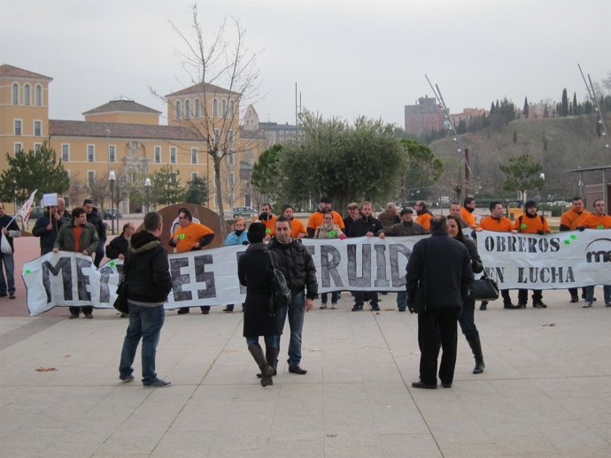 Trabajadores de Metales Extruidos a la puerta de las Cortes