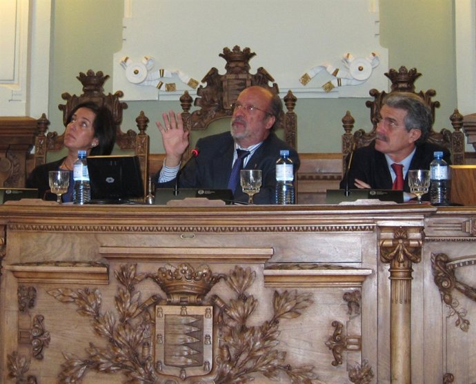 El alcalde de Valladolid se dirige al público de la tribuna en el  Pleno