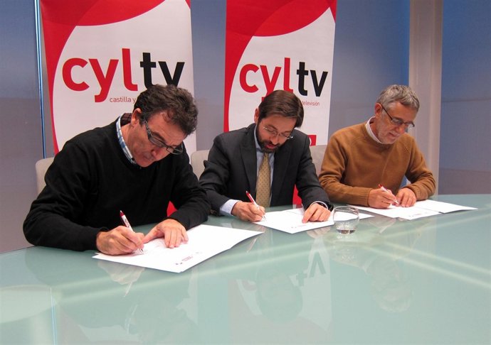Ángel Hernández (i), Eduardo Álvarez (c) y Agustín Prieto (d) firman un convenio