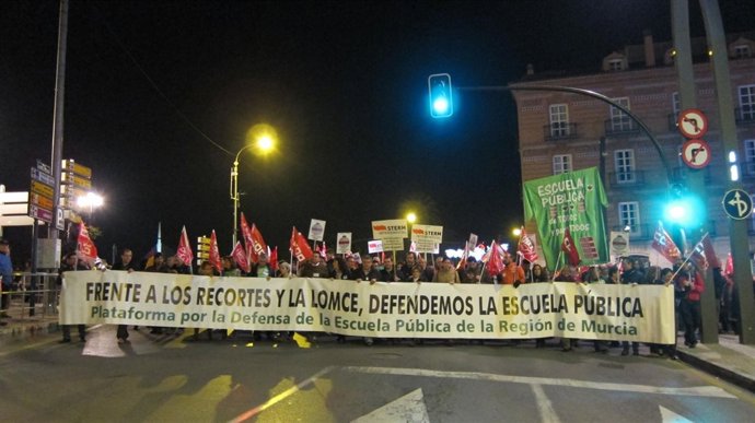 Imagen de la manifestación, a la altura de la avenida Teniente Flomesta