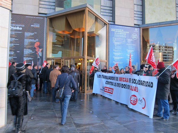 Los sindicatos no entran a la reunión de Caja3 en el Auditorio.