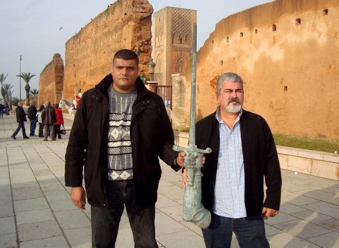 Yahya y Chranti en Rabat con el brazo de la estatuta del conquistador de Melilla