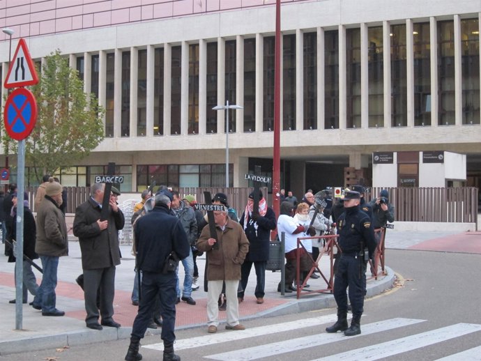 Manifestantes a las puertas de las Cortes