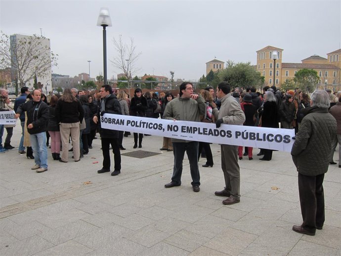 Funcionarios a las puertas de las Cortes