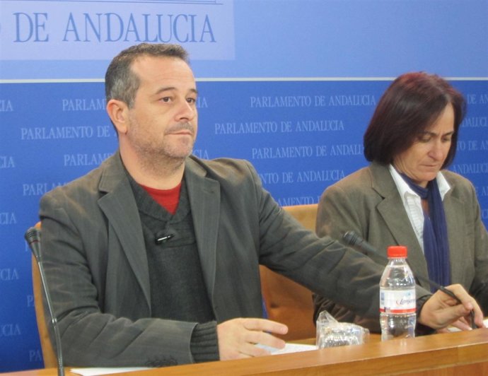 José Antonio Castro, junto a Rosalía Martín, hoy en rueda de prensa