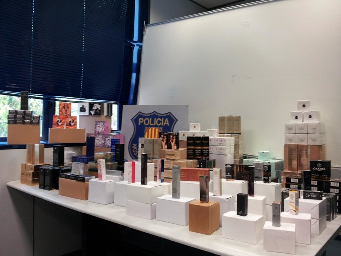 Cosméticos falsificados de un local de Badalona