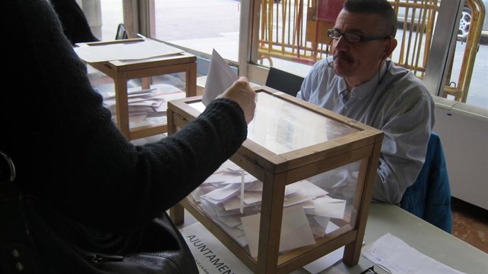 Un trabajador del Ayuntamiento de Barcelona votando en el referéndum 