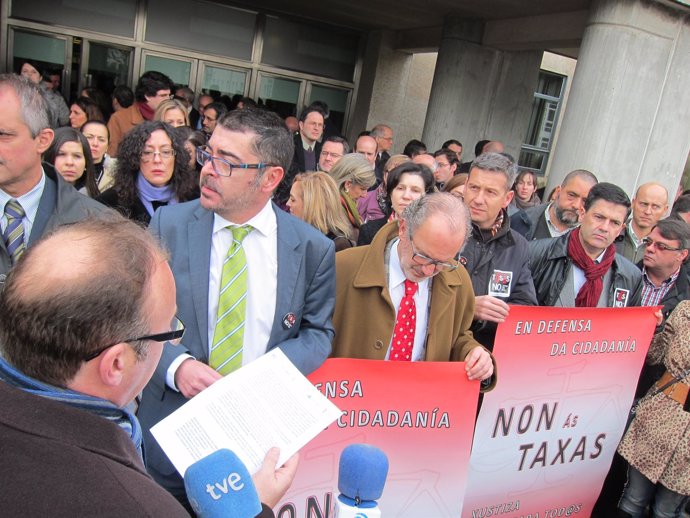 El fiscal, leyendo el manifiesto en defensa de la Administración de Justicia