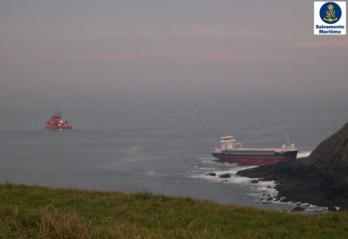 Un buque de Reino Unido se queda varado frente a la playa de Xagó (Asturias)