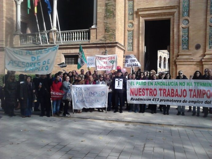 Promotores y asesores de empleo protestan ante la Plaza de España