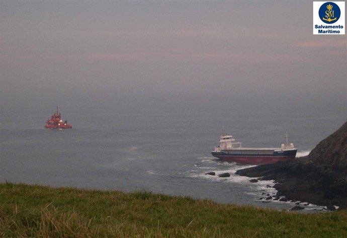 Un buque de Reino Unido se queda varado frente a la playa de Xagó (Asturias)