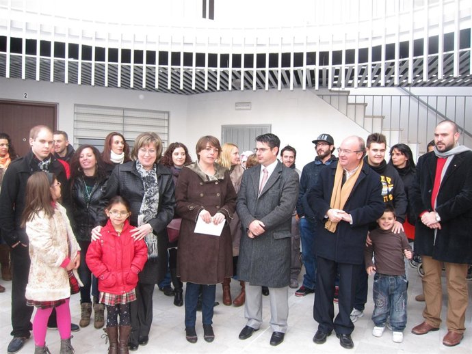 Cortés asiste a la entrega de llaves a las familias en La Fuensanta