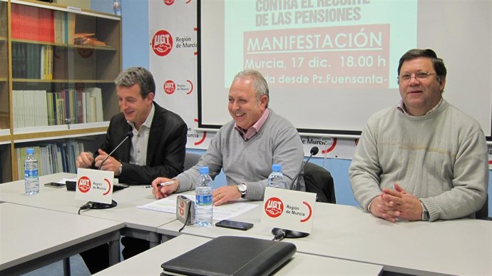 Daniel Bueno (CCOO), Antonio Jiménez (UGT) y Joaquín Sánchez (Cumbre Social)