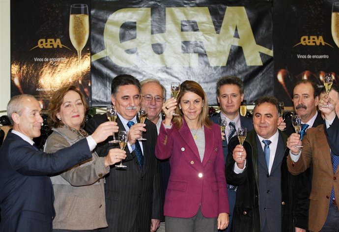 Cospedal brindando con vino de Villanueva