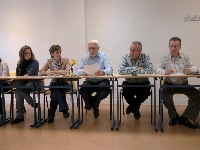 Menchero, en el centro, portavoz de la Plataforma, junto a Rosa Alcalá, diputada
