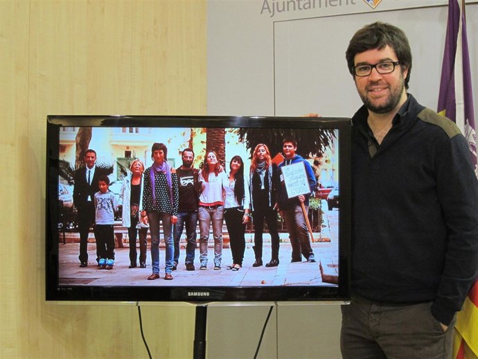 Antoni Noguera delante del vídeo