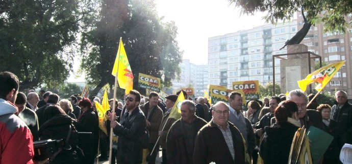 Cientos de agricultores se concentran frente a la Delegación del Gobierno