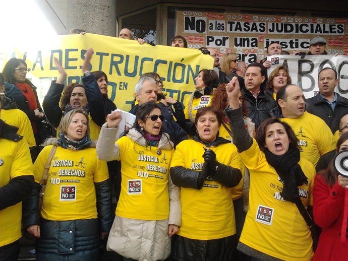 Protesta frente a los Juzgados de Plaza Castilla