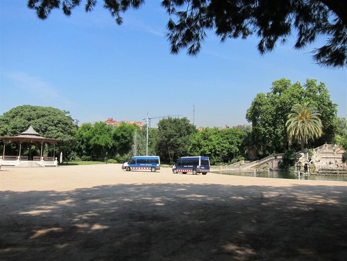 Interior Parc De La Ciutadella Vacío Con Furgonas