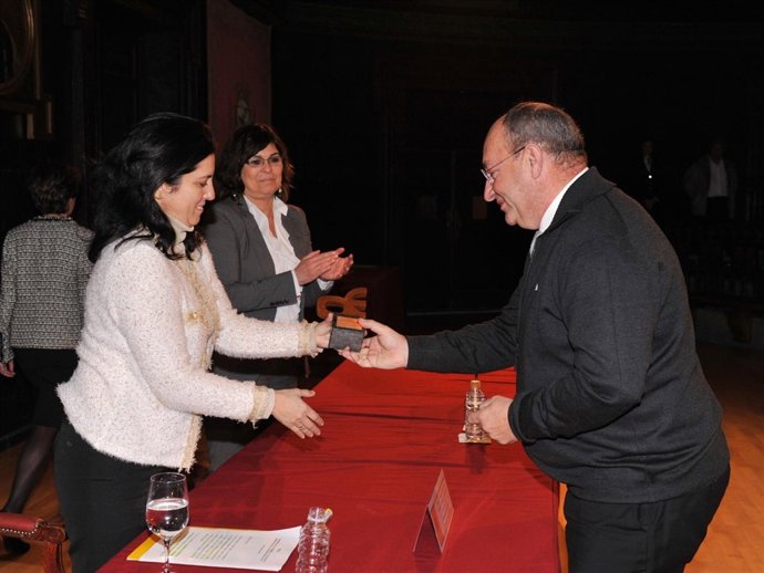 Vicente Uriel recibe el accésit del Premio.