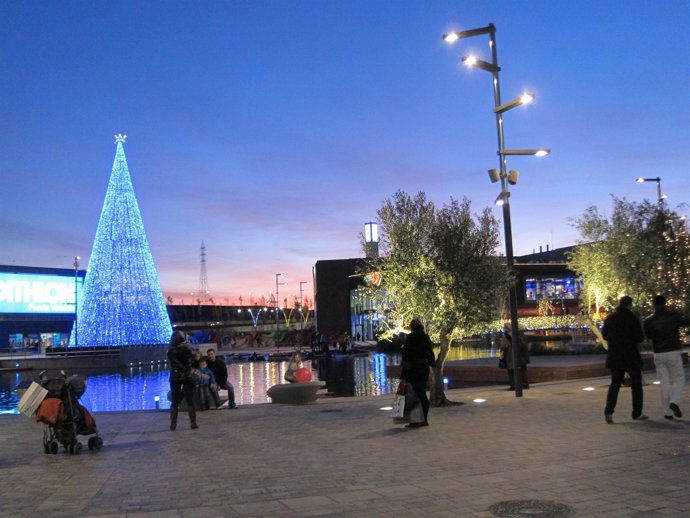 Zona de paseo en el Centro Comercial Puerto Venecia en Zaragoza