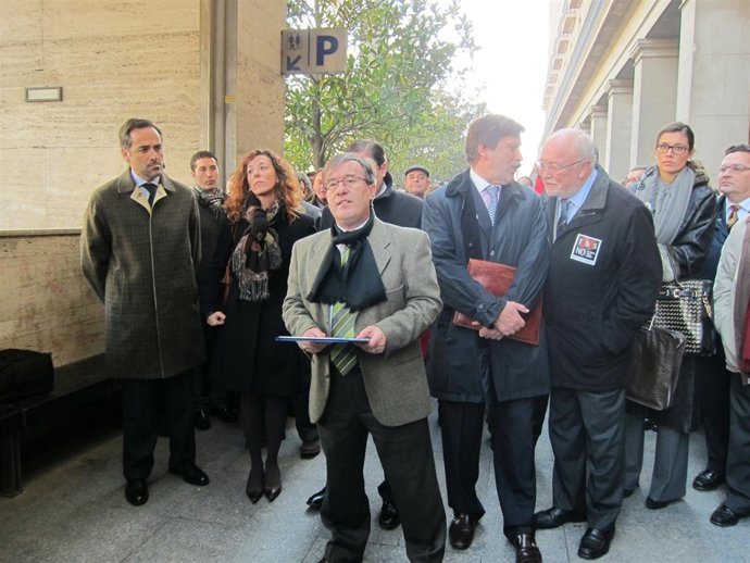 El juez decano de Zaragoza, Ángel Dolado, lee el manifiesto de la concentración.