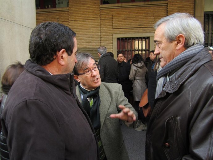 Javier Sada y Alfonso Vicente, con el juez decano de Zaragoza, Ángel Dolado